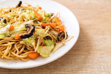 tavada kızartılmış yakisoba noodle sebzeli - vegan ve vejetaryen yiyecekler