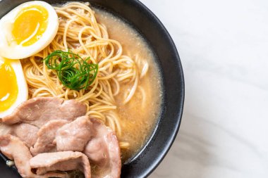 domuz eti ve yumurta - Japon tarzı ile TONKOTSU ramen erişte