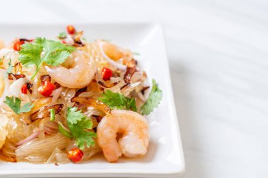 karides ve karidesli baharatlı pamelo salatası. Füzyon yiyecek tarzı.