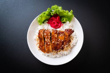 tepesinde ekmek kapısı üzerinde teriyaki soslu ızgara tavuk