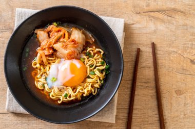Kimchi ve yumurta - Korece ramen tarzı ile Kore anlık erişte