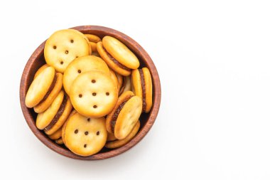 Beyaz arka planda izole edilmiş ananas reçelli hindistan cevizi bisküvisi