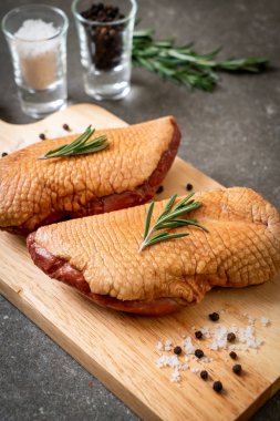 taze çiğ ördek göğsü malzemelerle ahşap tahta üzerinde