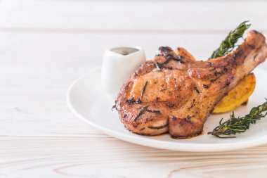 domuz eti biftek plaka üzerinde