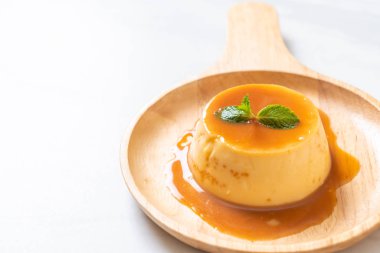 Naneli ev yapımı karamel kremalı puding.