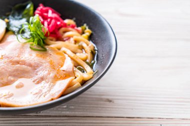 Baharatlı miso udon ramen noodle ile domuz eti - Japon gıda tarzı