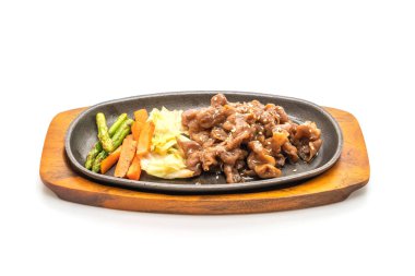 sıcak beyaz arka plan üzerinde izole plaka üzerinde domuz biftek dilimlenmiş