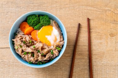 Donburi, domuz eti Pilav kasesi onsen yumurta ve sebze - Japon gıda tarzı