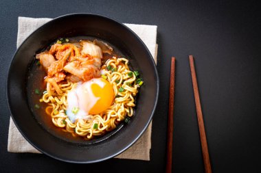 Kimchi ve yumurta - Korece ramen tarzı ile Kore anlık erişte