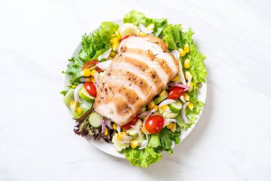 Tavuk göğsü - sağlıklı gıda tarzı ile sağlıklı salata kasesi