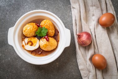Tamarind soslu haşlanmış yumurta veya tatlı ve ekşi yumurta.