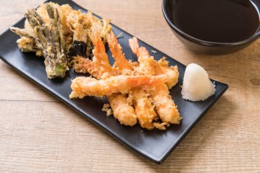karides tempura (hırpalanmış kızarmış karides) sebze - Japon gıda tarzı