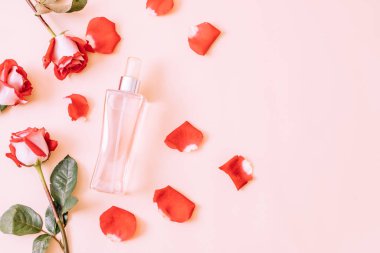 parfüm şişesi ile rose petal arka plan üzerinde