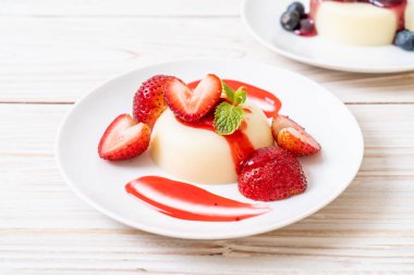 taze çilek - sağlıklı yemek ve tatlı ile yoğurt puding