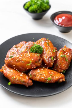 Beyaz susamlı ızgara tavuk kanadı.