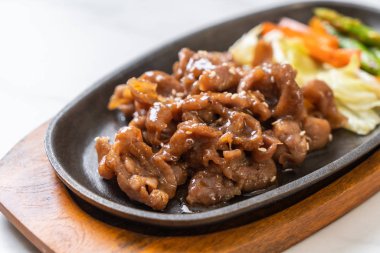 sıcak plaka - Asya tarzı domuz biftek dilimlenmiş