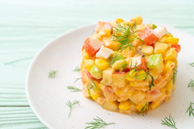 meyve salatası (elma, Mısır, papaya, ananas) - yengeç sopa ile karışık sağlıklı gıda tarzı