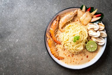 Baharatlı karides spagetti makarna (Tom Yum Goong) - İtalyan Füzyon gıda tarzı