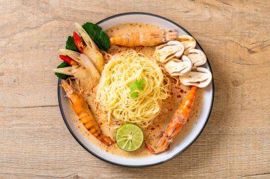 Baharatlı karides spagetti makarna (Tom Yum Goong) - İtalyan Füzyon gıda tarzı