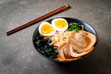 Japon usulü domuz eti ve yumurtalı Shoyu eriştesi.