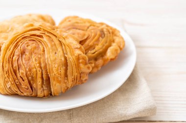 tavuk köri puf böreği ahşap arka plan üzerinde