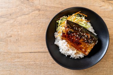 saba balık tepesinde tabağı - Japon tarzı üzerinde teriyaki soslu ızgara