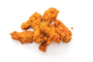 Beyaz arka plan üzerinde izole kızarmış baharatlı tavuk kanadı