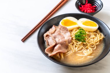 domuz eti ve yumurta - Japon tarzı ile TONKOTSU ramen erişte