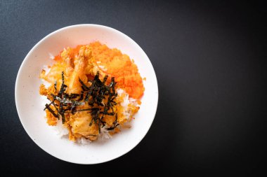 karides tempura pirinç kase karides yumurta ve yosun - Japon gıda tarzı