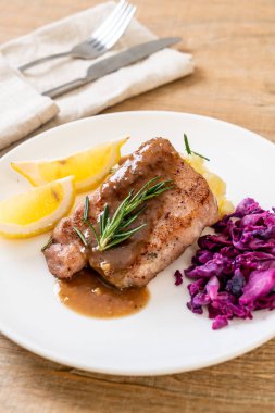 kırmızı lahana ve patates püresi beyaz plaka üzerinde domuz eti biftek