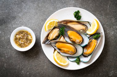 deniz ürünleri midye maydanoz ve limon ile