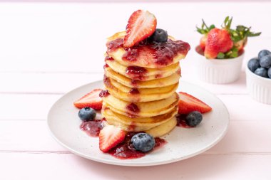 çilek, yaban mersini ve berry sos ile gözleme