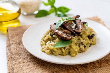 Pesto ve peynir ile ev yapımı Mantarlı Risotto