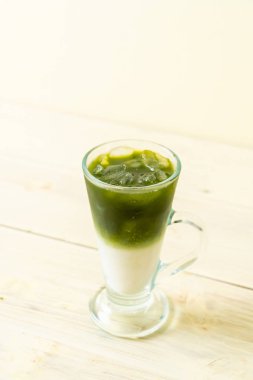 Buzlu kibrit yeşil sütlü latte.