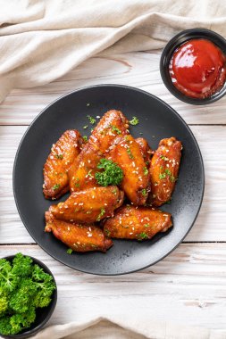 Beyaz susamlı ızgara tavuk kanadı.