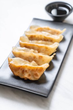 Japon gyoza 'sı ya da soya soslu hamur tatlısı.