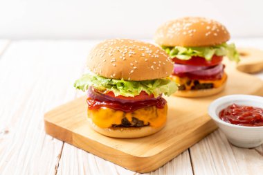 taze lezzetli biftek burger peynir ve ahşap zemin üzerine ketçap