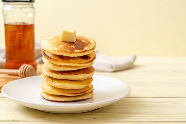 tereyağı ve bal ile krep yığını