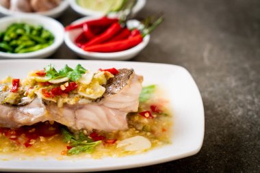 Kireç soyunma - orfoz balığı fileto Chili Lime Soslu buğulama Asya gıda tarzı