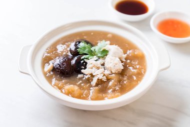 Yengeç kase kırmızı et suyu çorbası kızarmış balık Maw