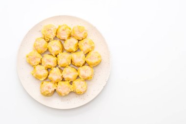 Karides Çince buğulanmış beyaz arka plan üzerinde izole hamur tatlısı