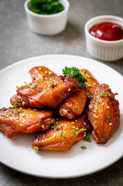 Beyaz susamlı ızgara tavuk kanadı.