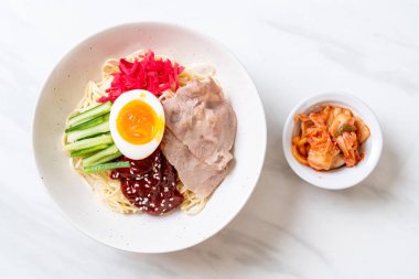 Bibim naengmyeon - Kore soğuk noodles ramen