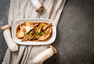 İstiridye soslu kızarmış kral istiridye mantarı. Sağlıklı, vejetaryen ya da vejetaryen yemek tarzı.