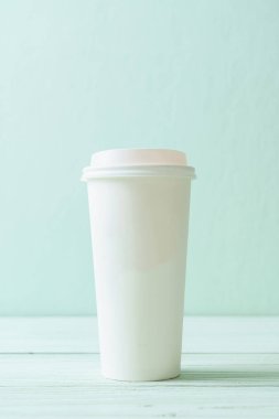 Kağıt ahşap arka plan üzerinde paket servisi olan restoran kahve fincan