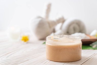 Ahşap zemin üzerine kurulmuş kaplıca tedavileri - Güzellik konsepti