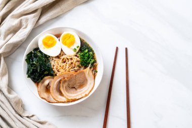 Japon usulü domuz eti ve yumurtalı Shoyu eriştesi.