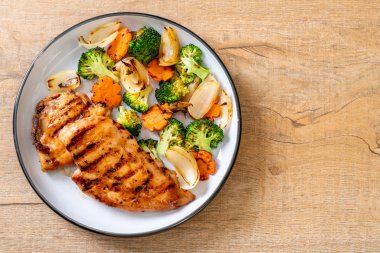 çukurunu tavuk göğsü biftek sebze (brokoli, havuç, soğan ile)