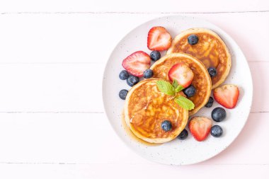 taze yaban mersini, taze çilek ve bal ile sufle gözleme