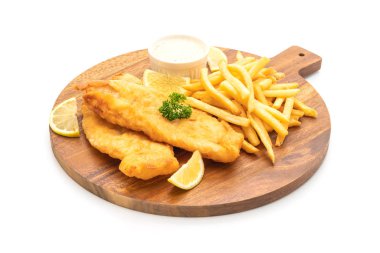 Balık ve cips beyaz arka plan üzerinde izole patates kızartması ile